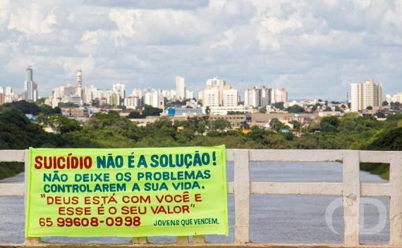 Com criança no colo, mulher passa parapeito de ponte e polícia é acionada