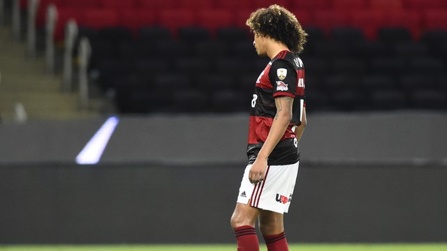 Arão vai da glória a vilão e Flamengo é eliminado da Libertadores nos pênaltis para o Racing