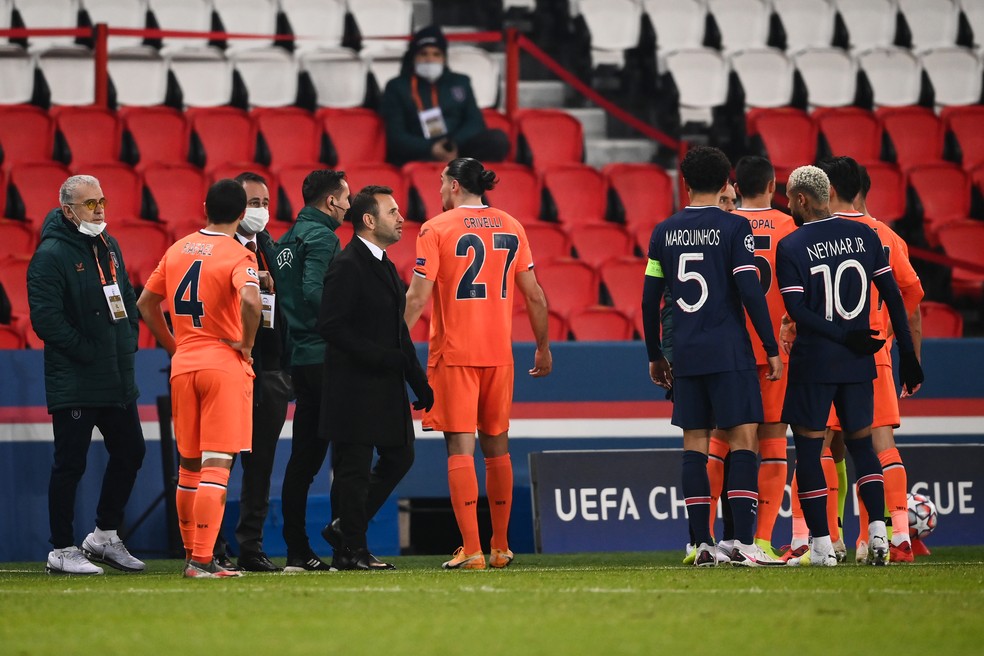 PSG e Istanbul Basaksehir deixam jogo após suposto caso de racismo