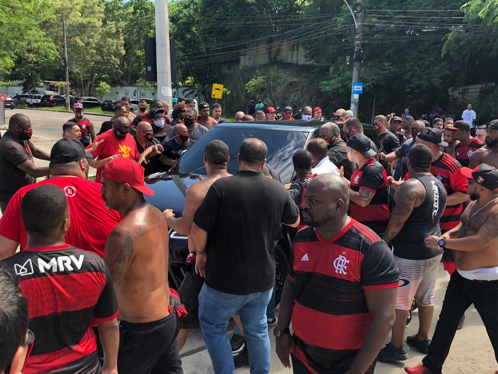 Membros de torcidas organizadas do Flamengo realizam protesto no Ninho do Urubu