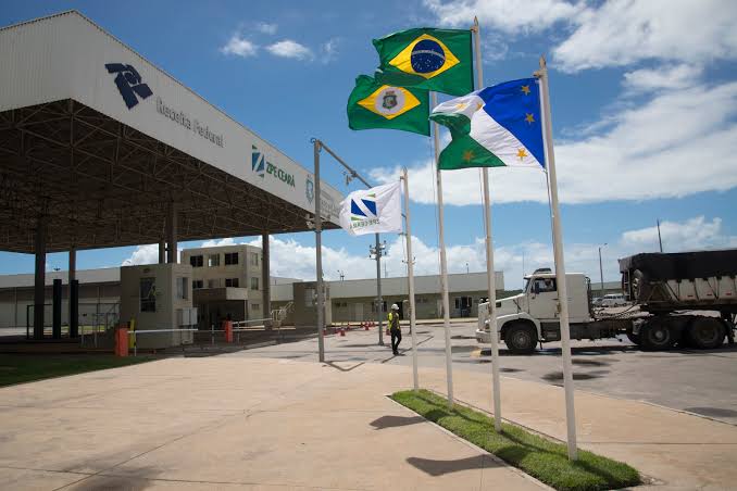 Caminhões com oxigênio saem do Complexo do Pecém  com destino Manaus