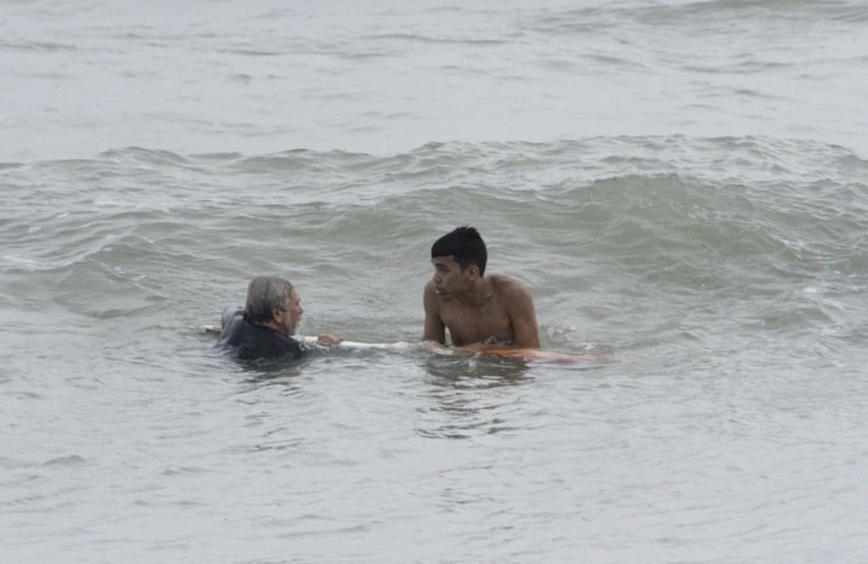 Banhista que estava se afogando é salvo por surfista na praia da Taiba