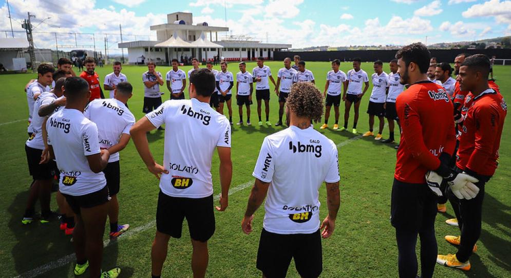 Clima de alto astral marca treino comandado por Cuca, nesta quarta, na Cidade do Galo