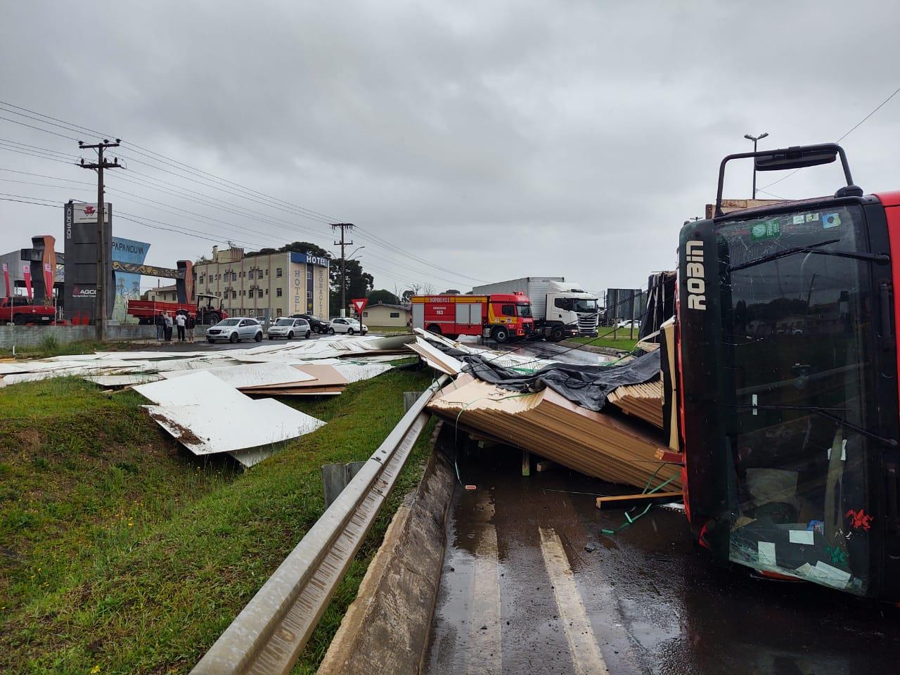 Caminhão tomba no trevo de Papanduva