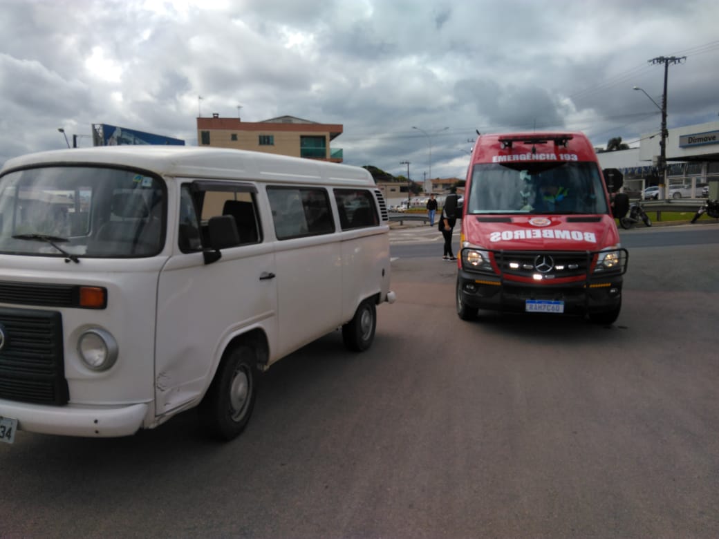 Colisão entre motocicleta e uma Kombi acontece no trevo Jardim América