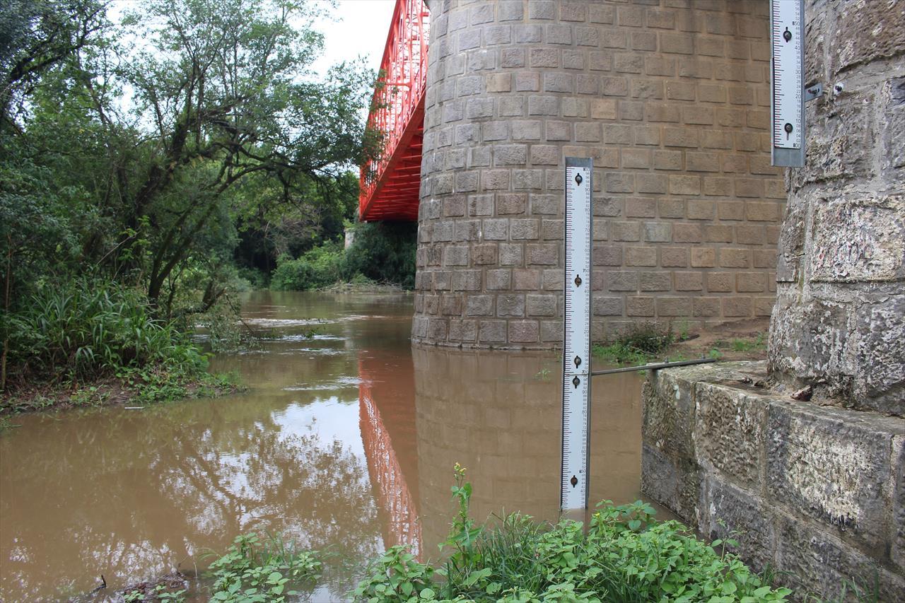 Nível do rio Negro começa a baixar, mas o alerta continua para Riomafra