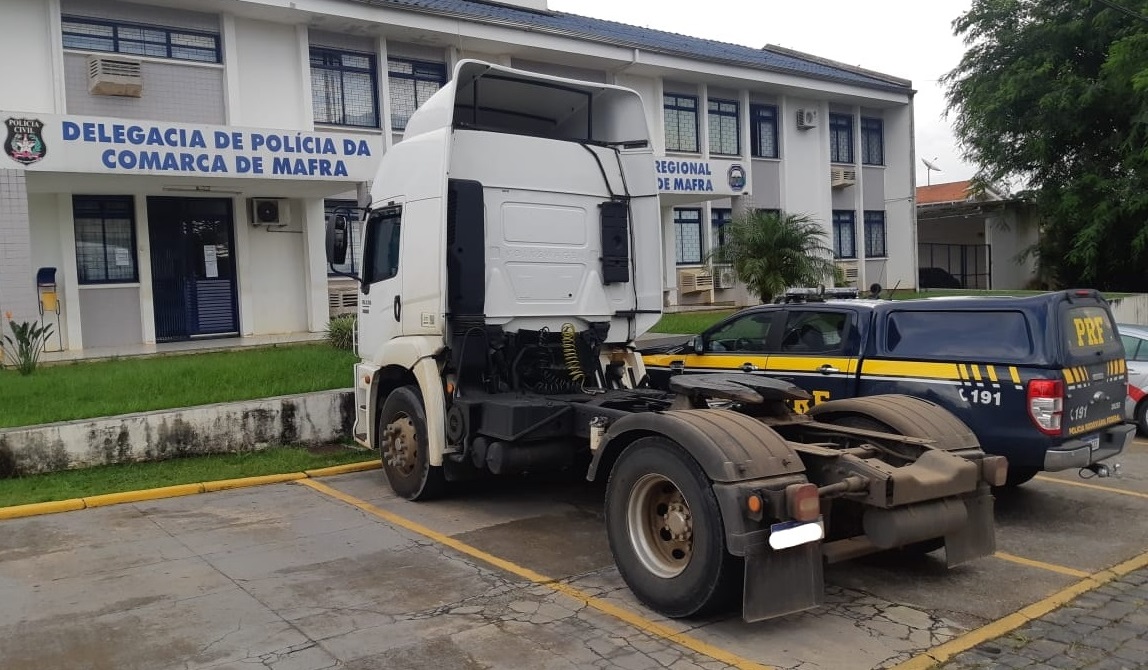 Caminhão com placa trocada para fugir da fiscalização em Mafra foi apreendido pela PRF