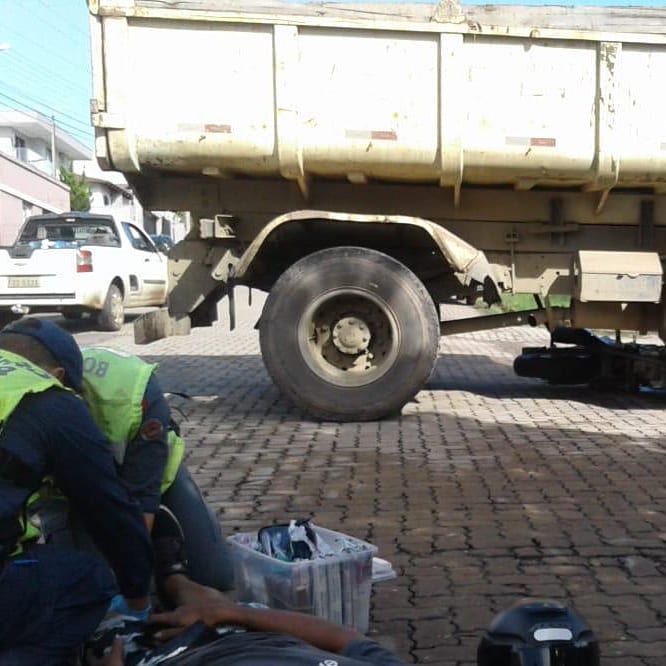 Motorista fica ferido após colisão com caminhão da prefeitura de Mafra