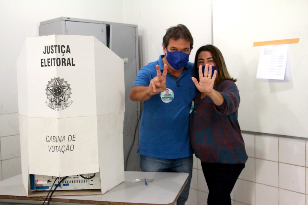 Gustavo Medeiros vota acompanhado de Orcivane