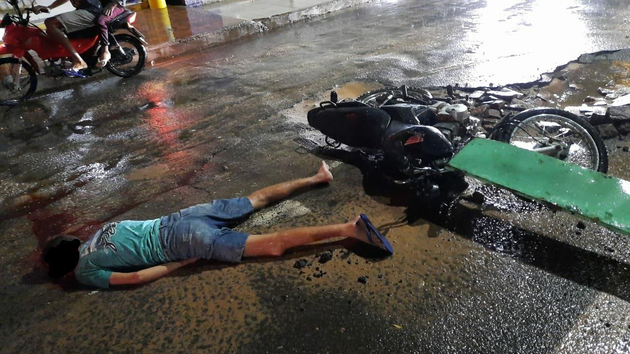 Motoqueiro cai em buraco após bater em placa de sinalização deixada pela Agespisa