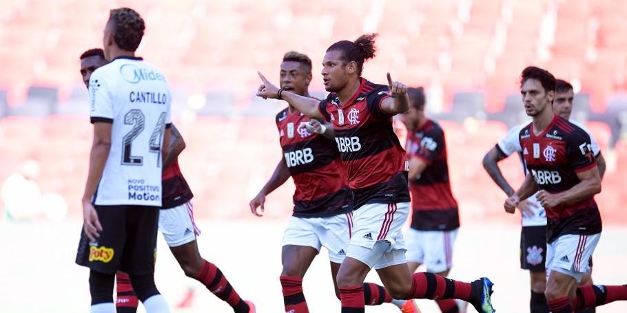 Flamengo bate o Corinthians e segue firme na briga pelo título