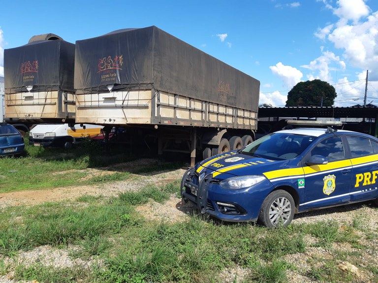 PRF apreende semirreboque adulterado, em Araxá (MG)