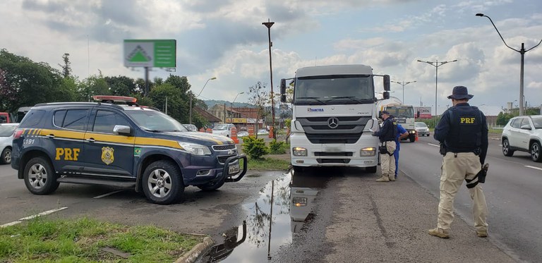 PRF prende um foragido da justiça que dirigia um caminhão na BR- 386, em Lajeado - RS.