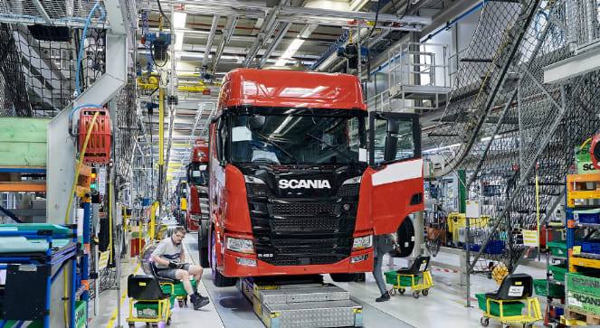 Volks, Scania, Volvo e Mercedes-Benz paralisam produção por falta de peças e pandemia