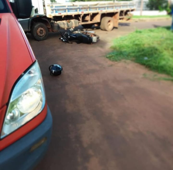 Acidente de trânsito entre caminhão e motocicleta acontece em Pimenta Bueno.