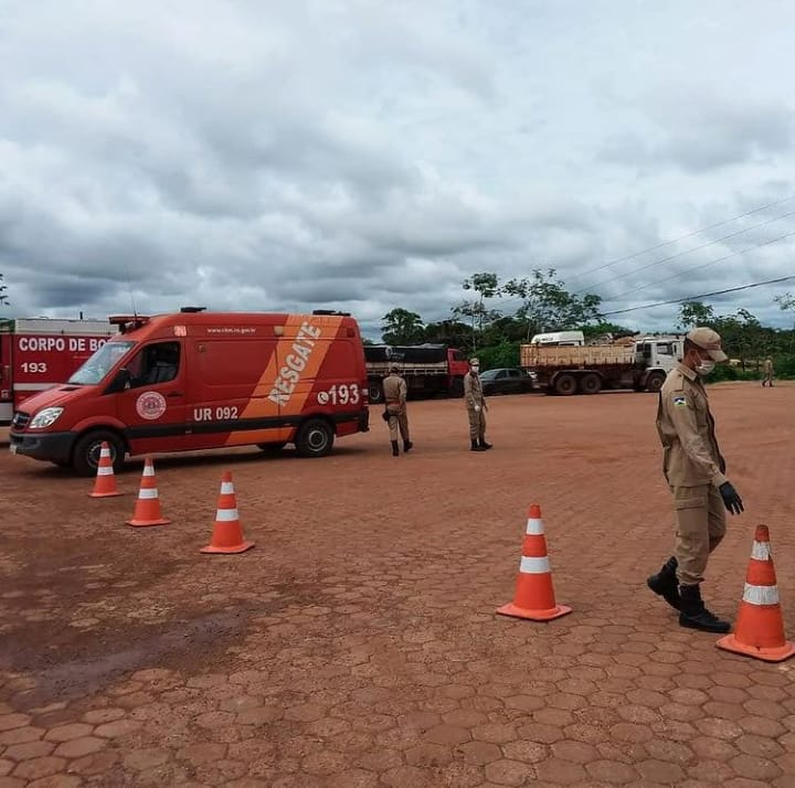 Corpo de bombeiros é acionado para atender acidente envolvendo caminhões em Pimenta Bueno