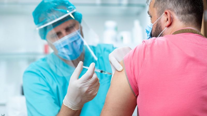 Vacina da Pfizer é capaz de prevenir que mais de 90% das pessoas desenvolvam a doença.